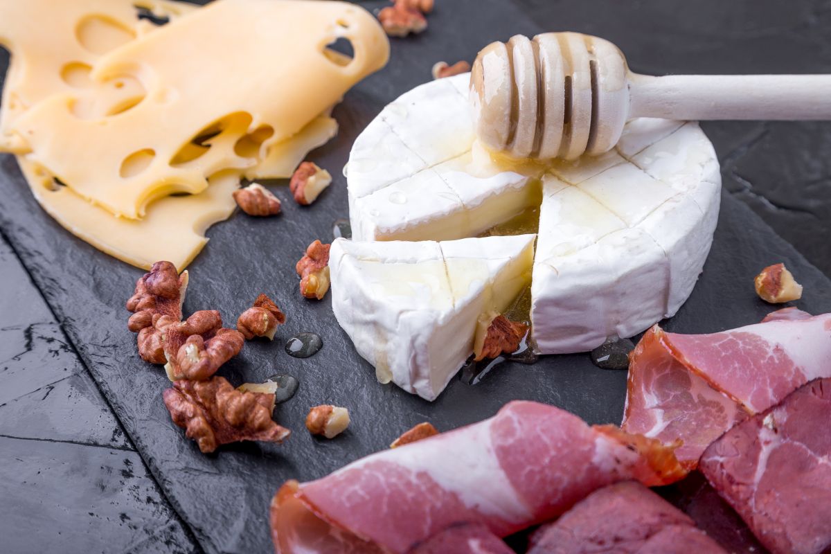 What Goes with Brie: 15 Yummy Ideas